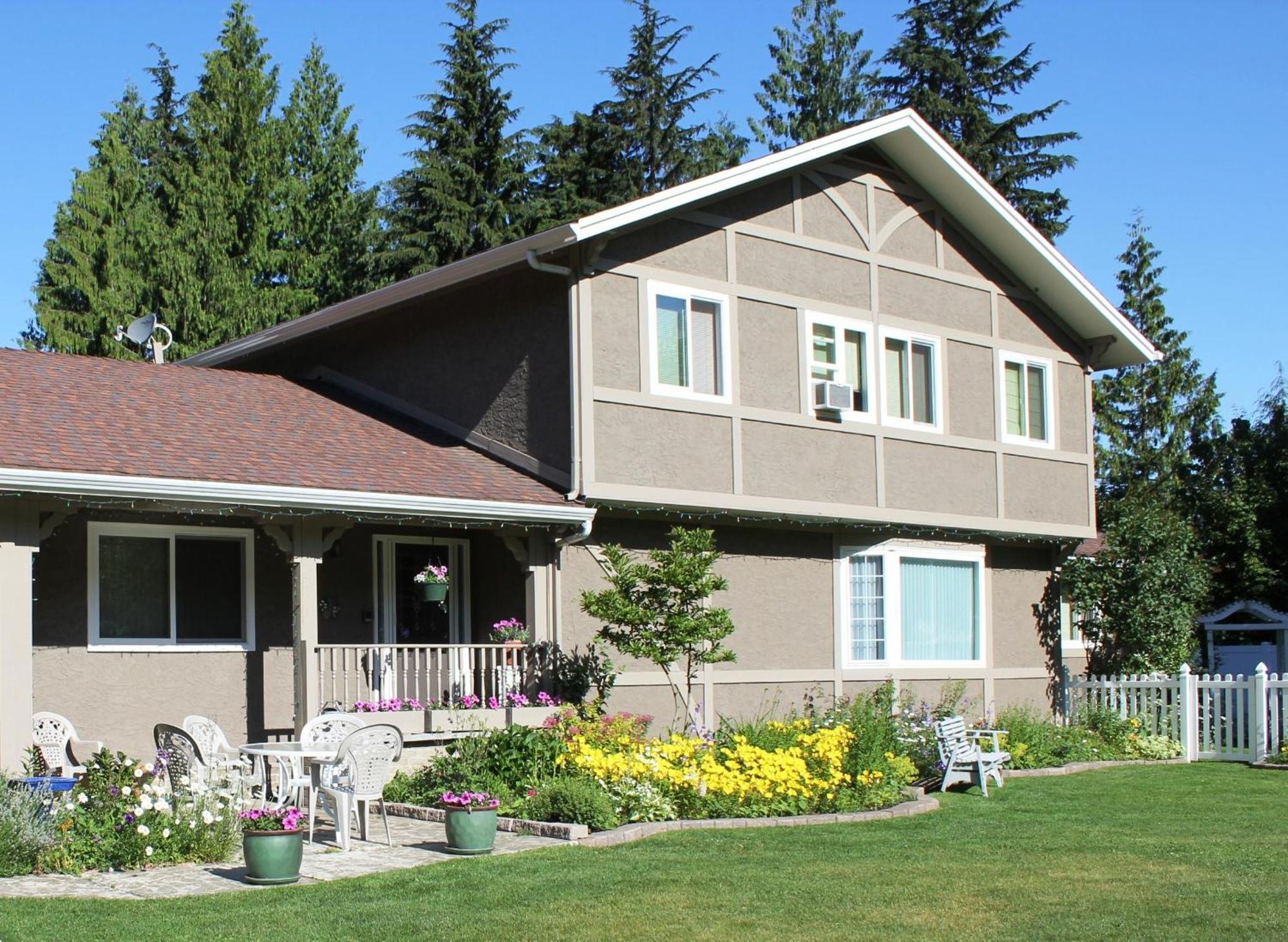 Alpenrose Revelstoke Bed & Breakfast Exterior foto