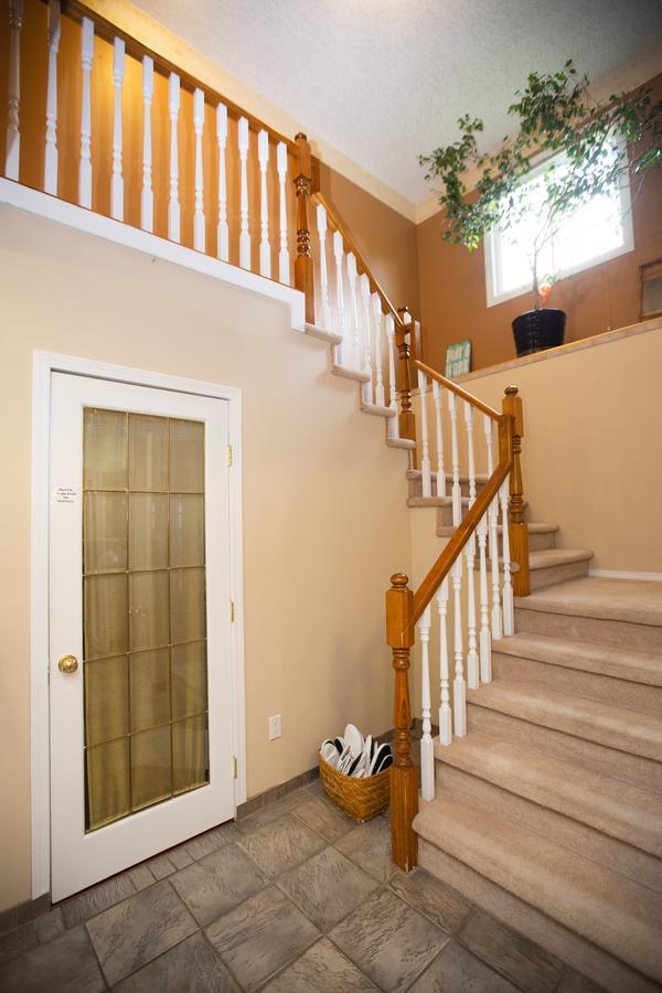 Alpenrose Revelstoke Bed & Breakfast Exterior foto